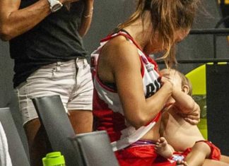 Jogadora de basquete amamenta filha em intervalo da partida e imagem viraliza