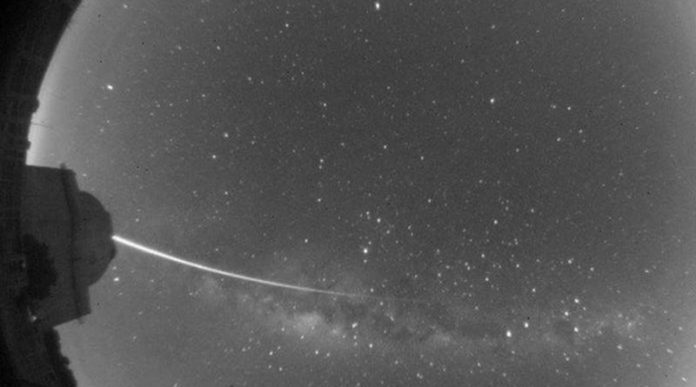Meteoro em forma de “bola de fogo” é registrado por câmeras em incrível espetáculo