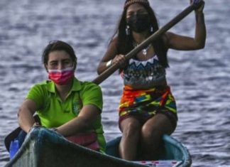 Professora faz travessia de canoa para ensinar crianças indígenas sem internet