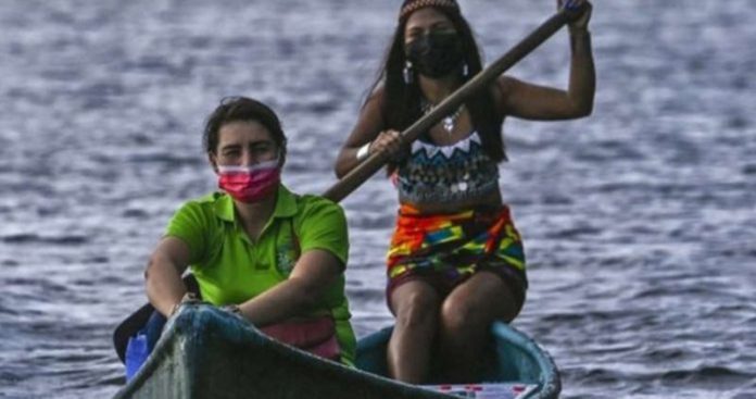 Professora faz travessia de canoa para ensinar crianças indígenas sem internet