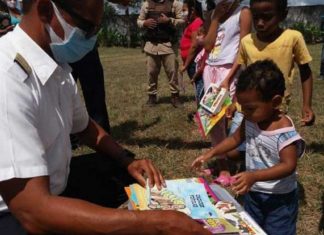 Projeto de policiais militares doa livros para crianças carentes