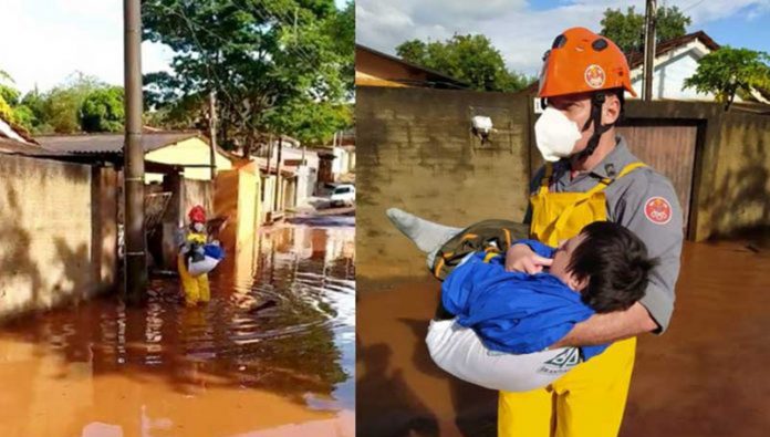 Vídeo mostra bombeiro carregando morador com deficiência em meio à enchente