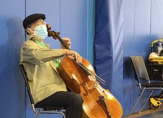 Violoncelista renomado mundialmente improvisa concerto após tomar vacina e emociona