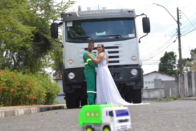 asomadetodosafetos.com - Noiva faz fotos de casamento no caminhão de lixo para homenagear o trabalho do marido; confira