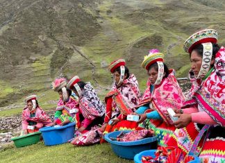Comunidades incas usam sabonetes que limpam os rios e ajudam a preservar suas tradições
