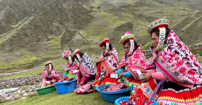 Comunidades incas usam sabonetes que limpam os rios e ajudam a preservar suas tradições