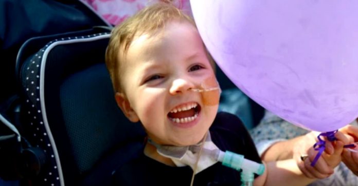 Garotinho paralisado por vírus aos 2 anos de idade consegue dar primeiros passos