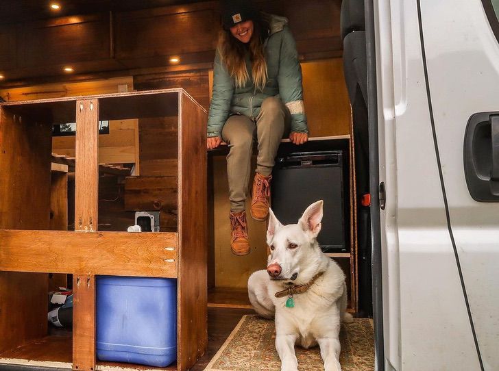 asomadetodosafetos.com - Jovem larga emprego e relacionamento para viver com seu cachorro em uma casa móvel