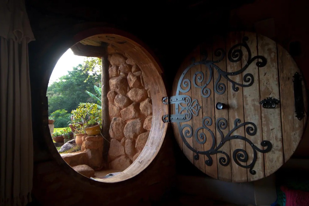 asomadetodosafetos.com - Casal constrói casa do Hobbit com materiais reaproveitados no interior de SP; veja fotos