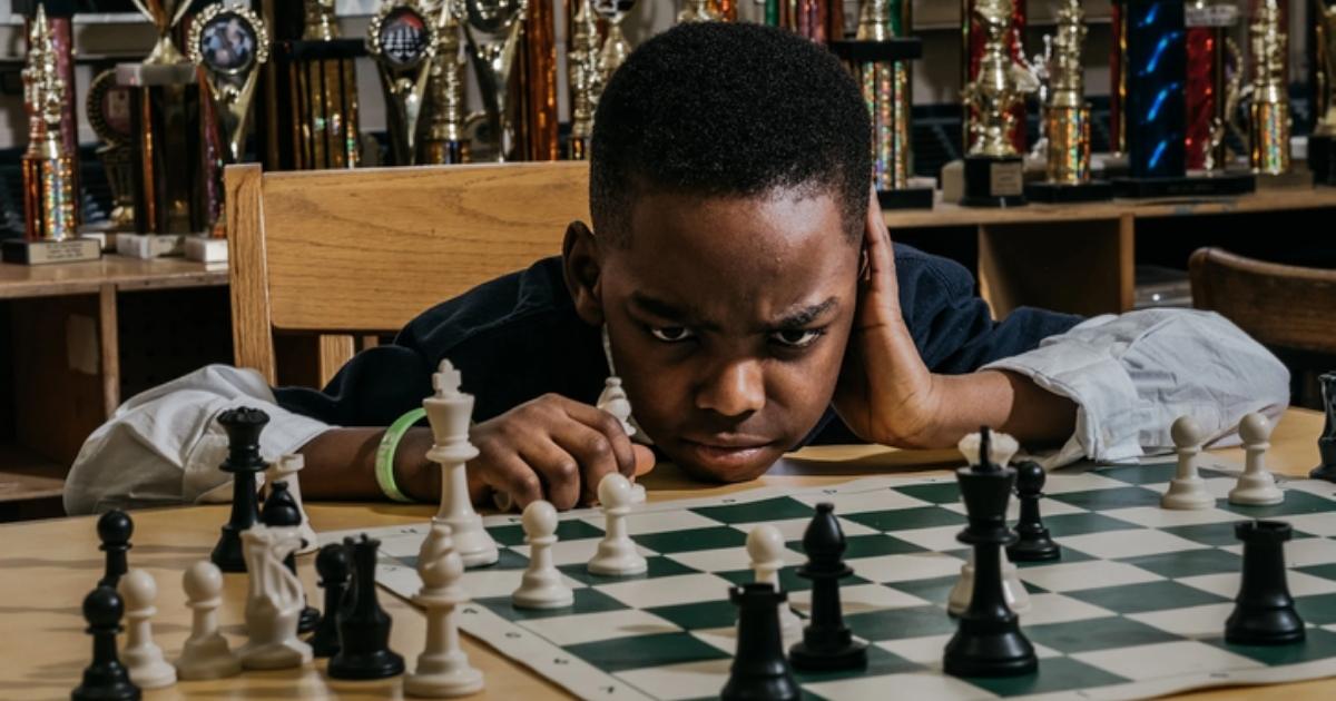 asomadetodosafetos.com - Com apenas 10 anos, refugiado nigeriano vira mestre nacional de xadrez nos EUA