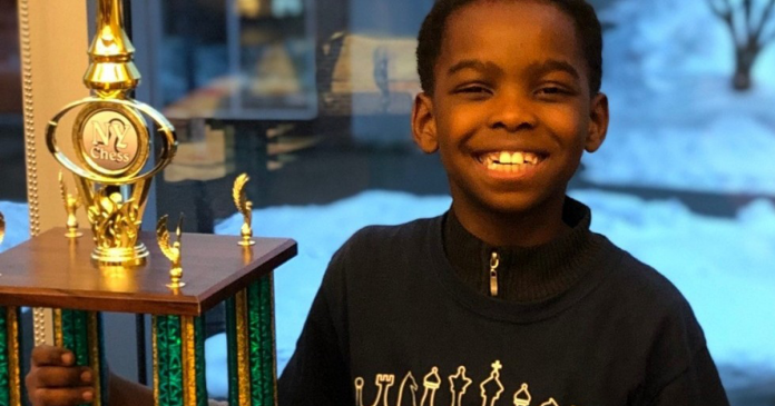 Com apenas 10 anos, refugiado nigeriano vira mestre nacional de xadrez nos EUA