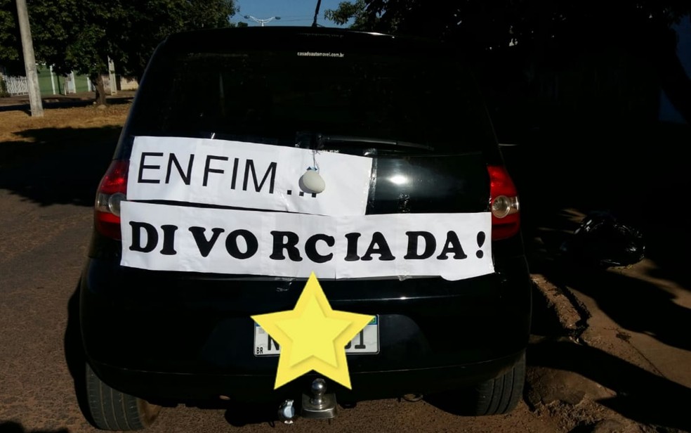 asomadetodosafetos.com - Professora com faixa de 'enfim divorciada' no carro faz sucesso nas redes: 'Me libertei'