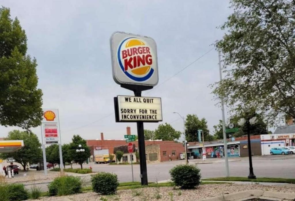 asomadetodosafetos.com - Funcionários pedem demissão em massa e deixam recado no letreiro do Burger King