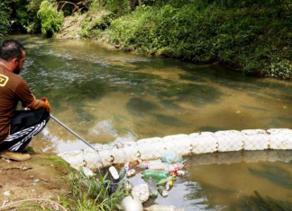 Brasileiro cria sozinho uma ecobarreira para limpar rio que passa ao lado da sua casa