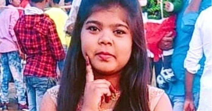 Adolescente indiana é linchada pela família por ter usado calça jeans