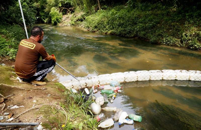asomadetodosafetos.com - Brasileiro cria sozinho uma ecobarreira para limpar rio que passa ao lado da sua casa