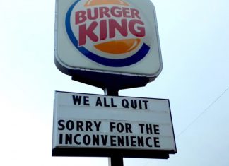 Funcionários pedem demissão em massa e deixam recado no letreiro do Burger King