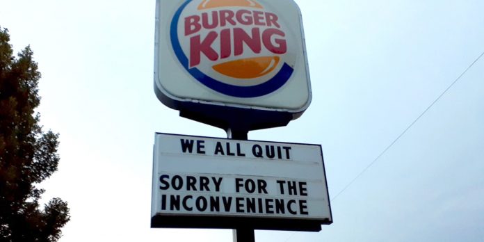 Funcionários pedem demissão em massa e deixam recado no letreiro do Burger King