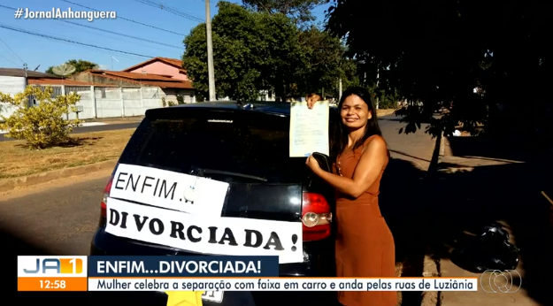 asomadetodosafetos.com - Professora com faixa de 'enfim divorciada' no carro faz sucesso nas redes: 'Me libertei'