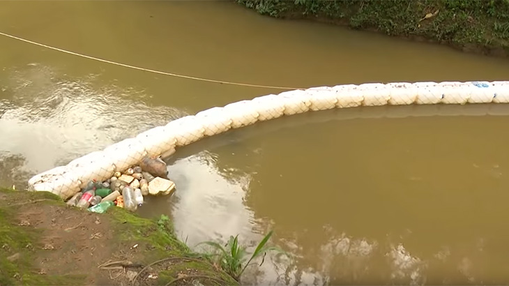 asomadetodosafetos.com - Brasileiro cria sozinho uma ecobarreira para limpar rio que passa ao lado da sua casa