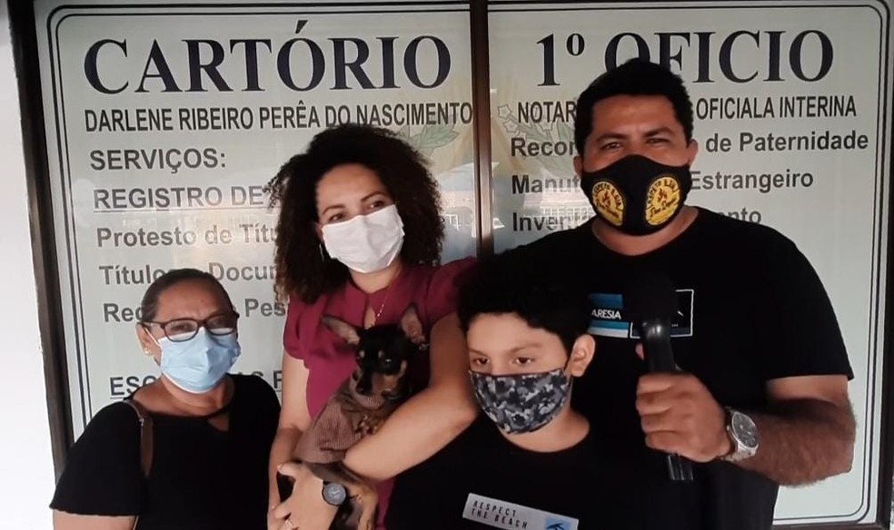 asomadetodosafetos.com - Cãozinho pinscher oficializa sobrenome dos donos em cartório no interior do Amazonas