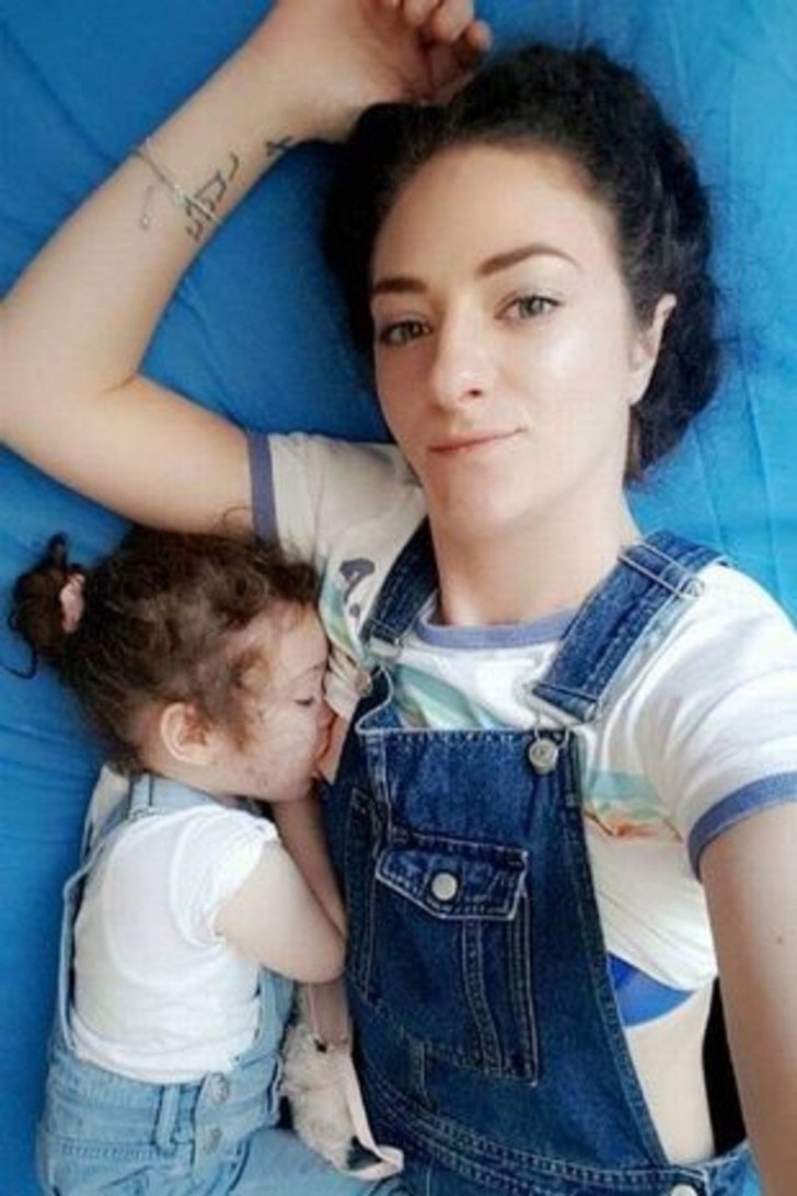asomadetodosafetos.com - Mulher amamenta filho de 4 anos e responde críticas: "Todo mundo deveria fazer"