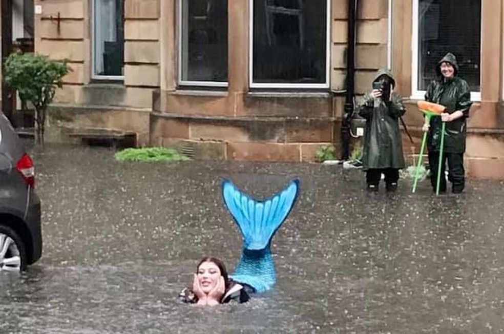asomadetodosafetos.com - Mulher fantasiada de sereia é flagrada em meio a enchente na Escócia