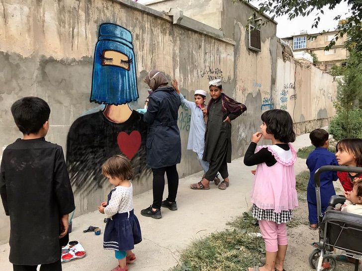 asomadetodosafetos.com - Artista afegã mostra a força das mulheres de seu país com o grafite: "Quero compartilhar ideias"