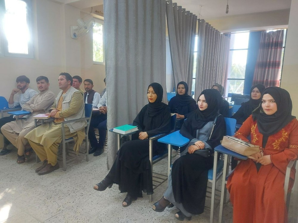 asomadetodosafetos.com - Afeganistão tem volta às aulas com cortina separando sala entre homens e mulheres