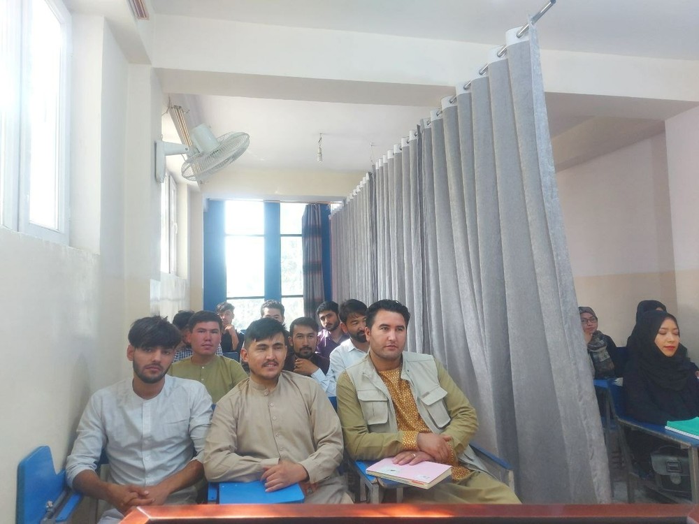 asomadetodosafetos.com - Afeganistão tem volta às aulas com cortina separando sala entre homens e mulheres