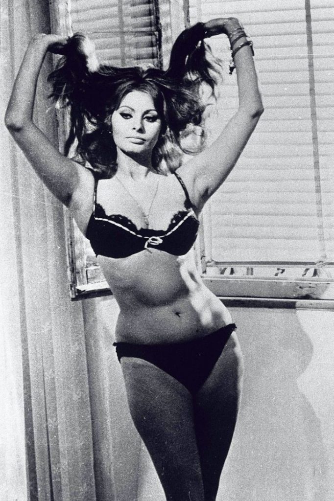asomadetodosafetos.com - 13 fotos de Sophia Loren, a mulher que desafiou os cânones da beleza com seu corpo natural