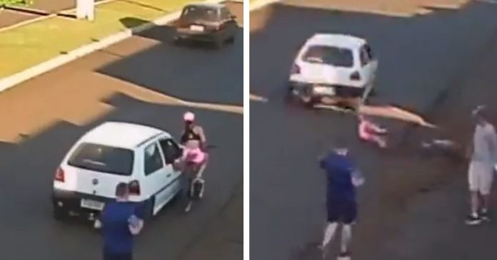 VÍDEO: Mulher é derrubada de bicicleta ao ser assediada por homem em carro em movimento
