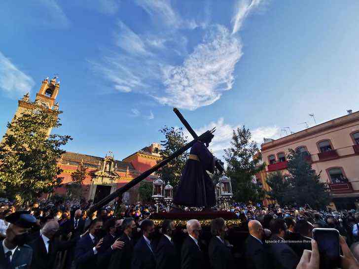 Fotógrafo captura nuvem no formato da "face de Deus" em procissão na Espanha asomadetodosafetos.com - Fotógrafo captura nuvem no formato da "face de Deus" em procissão na Espanha
