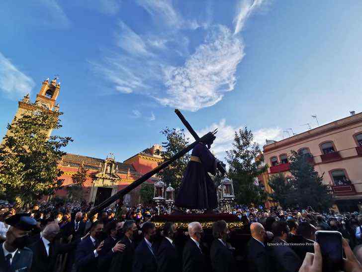 asomadetodosafetos.com - Fotógrafo captura nuvem no formato da "face de Deus" em procissão na Espanha