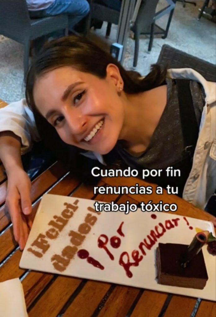 asomadetodosafetos.com - "Parabéns por desistir": jovem comemora com bolo por ter deixado o emprego abusivo