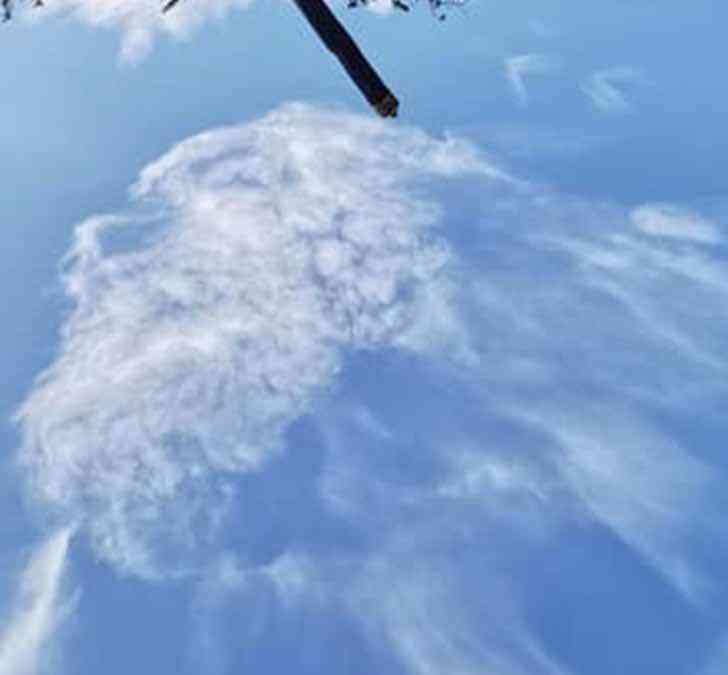 asomadetodosafetos.com - Fotógrafo captura nuvem no formato da "face de Deus" em procissão na Espanha