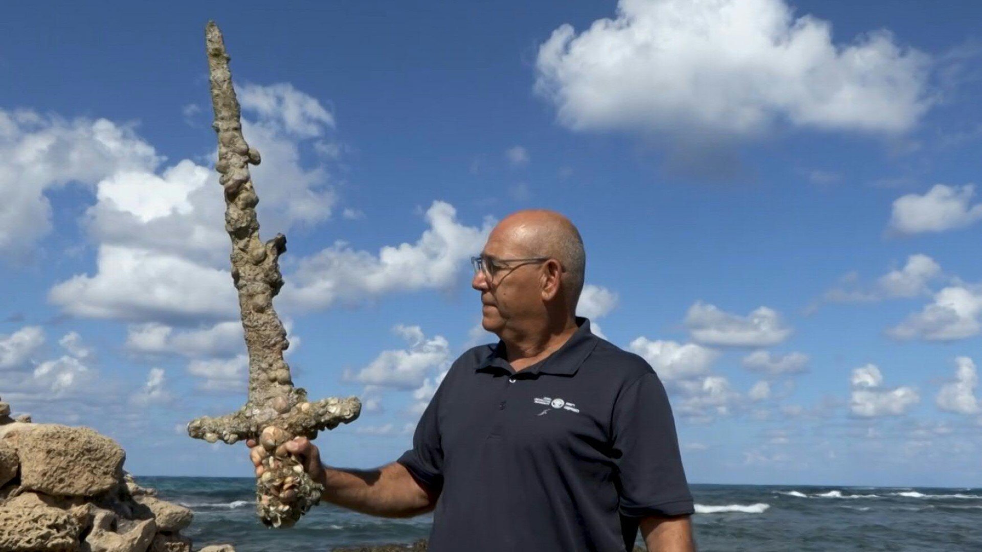 asomadetodosafetos.com - Mergulhador encontra espada de 900 anos no Mar Mediterrâneo; veja fotos