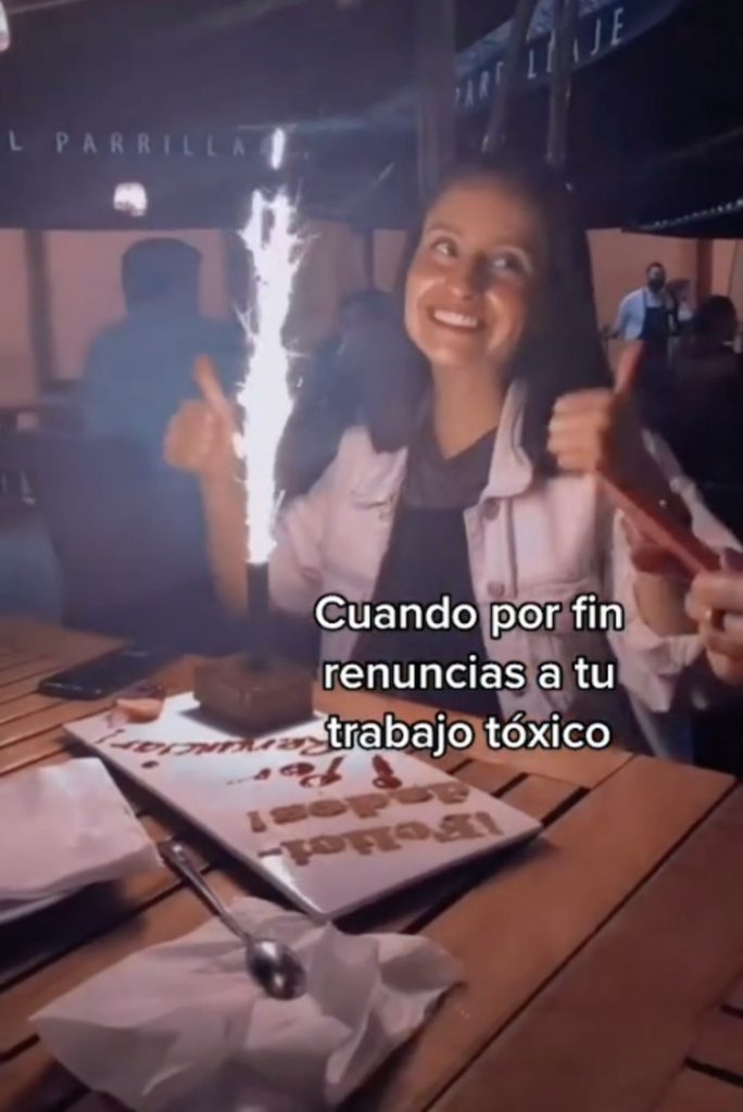 asomadetodosafetos.com - "Parabéns por desistir": jovem comemora com bolo por ter deixado o emprego abusivo