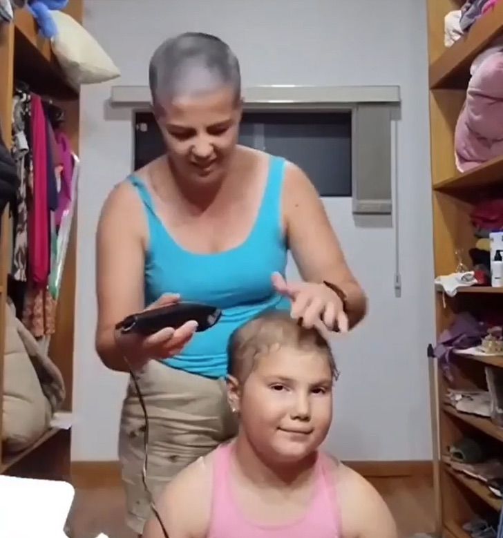 asomadetodosafetos.com - Mãe raspa a cabeça para acompanhar filha com câncer: "Podemos superar nossos problemas"