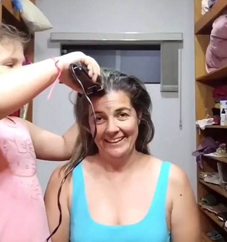 asomadetodosafetos.com - Mãe raspa a cabeça para acompanhar filha com câncer: "Podemos superar nossos problemas"