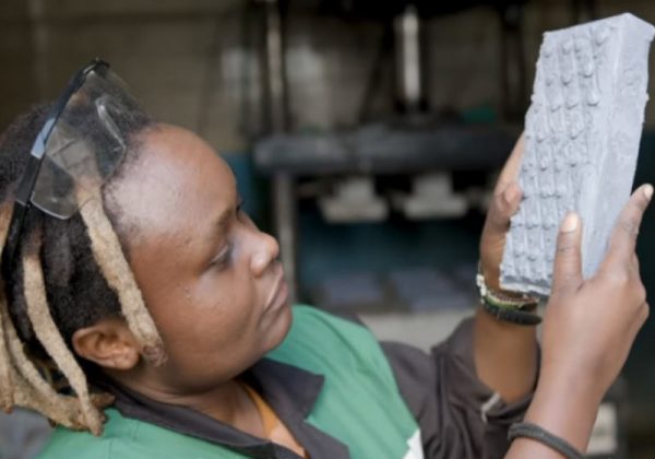asomadetodosafetos.com - Engenheira do Quênia criou tijolos de plástico reciclado 7 vezes mais fortes que o concreto