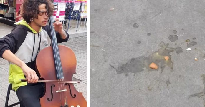 Músico de rua levou ovadas enquanto tocava em frente a loja de instrumentos: ‘Humilhado’