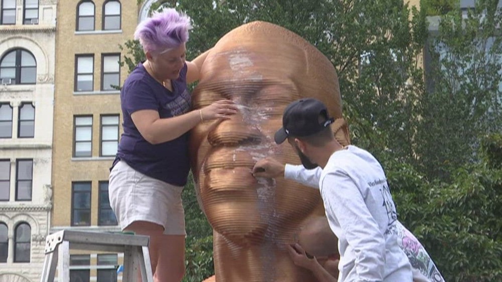 asomadetodosafetos.com - Estátua de George Floyd é vandalizada em Nova York e ato é registrado em vídeo; ASSISTA