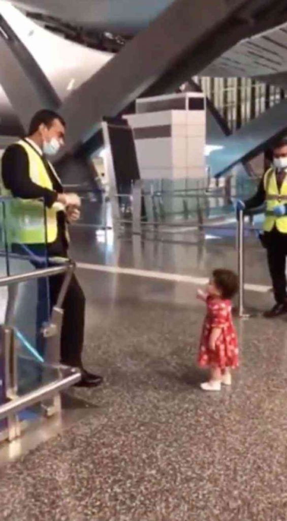 asomadetodosafetos.com - VÍDEO: Garotinha educada pede permissão a oficial para abraçar sua tia em aeroporto