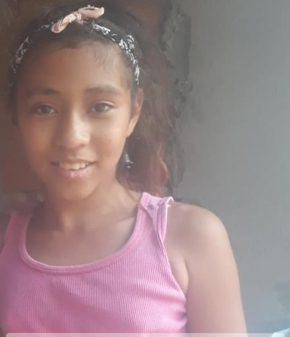 asomadetodosafetos.com - Mãe encontra blusa da filha desaparecida há 4 meses estendida no quintal de casa