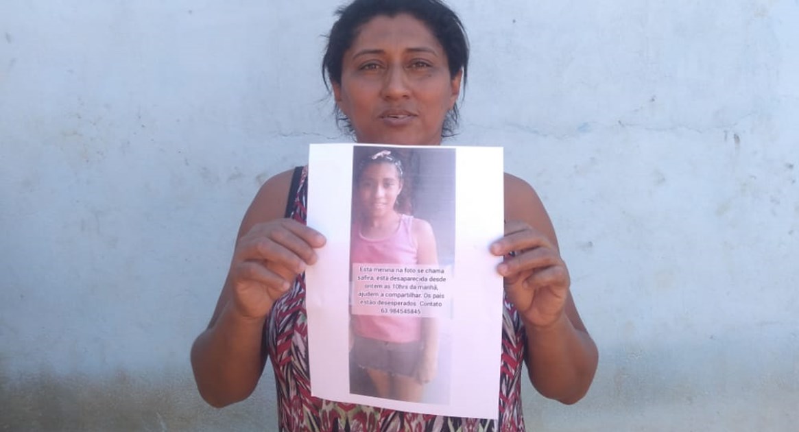 asomadetodosafetos.com - Mãe encontra blusa da filha desaparecida há 4 meses estendida no quintal de casa