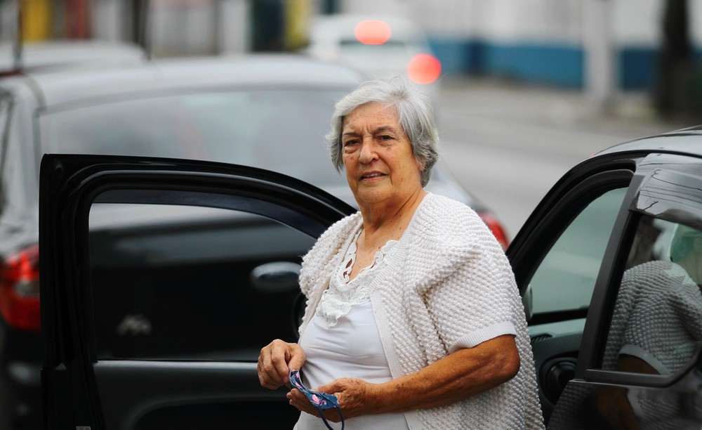 asomadetodosafetos.com - 'Vovó do Uber' de 73 anos dirige 8 horas por dia por hobby: 'Eu quero ir para a rua, meu negócio é a rua'