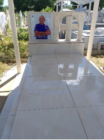 asomadetodosafetos.com - Homem visita o próprio túmulo e surpreende pessoas em cemitério: ‘Sonho de infância’