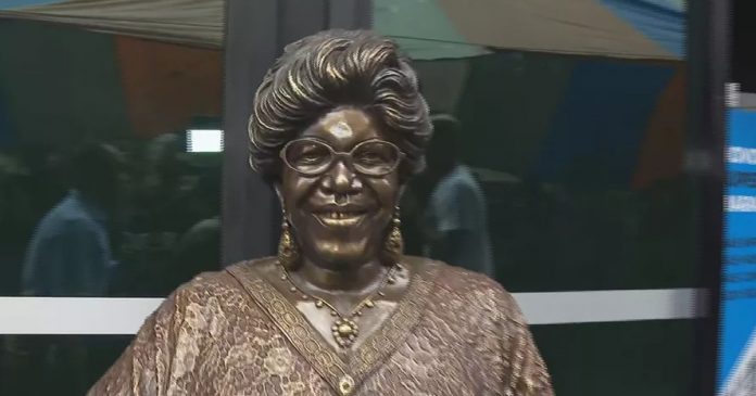 Dona Ivone Lara ganha estátua em sua homenagem no Dia da Consciência Negra