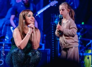 Em último show, Marília cantou com garotinha com Síndrome de Down e emocionou plateia